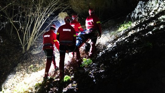 Bebeluș și patru adulți salvați de jandarmi pe un drum izolat din munți