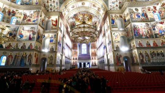 Credincioși din toată ţara continuă să vină la Catedrala Naţională