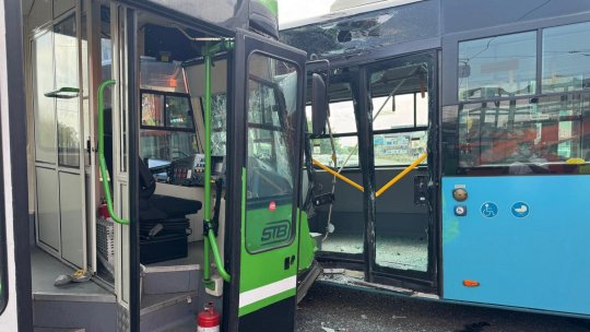 București: Accident între un tramvai și un autobuz. Opt răniți