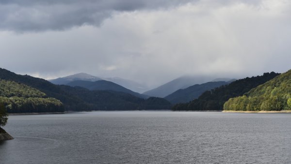 Hidroelectrica a început deversări controlate din lacul Vidraru