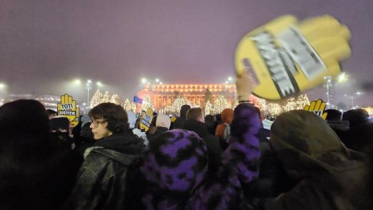 Sute de oameni au protestat în Piaţa Victoriei