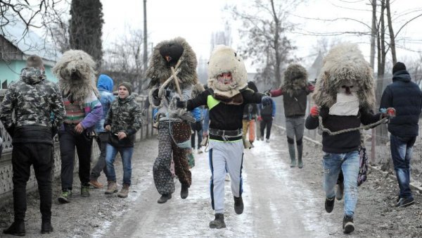 Colindatul cu măști, încă întâlnit în câteva comunități din nordul județului Tulcea