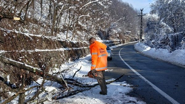 Trafic blocat pe Transalpina și DN 1A din cauza vremii