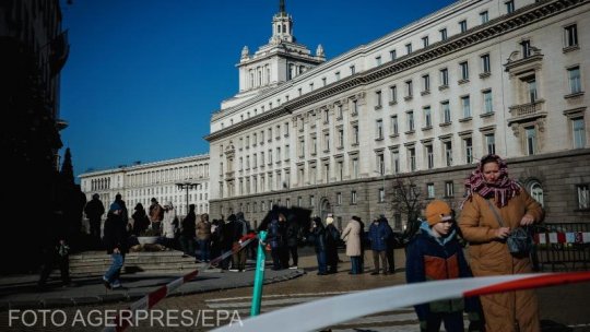 Bulgarii stau la coadă la bănci și case de schimb valutar