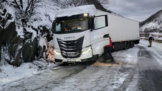Ninsori abundente blochează A1 Sibiu-Deva și DN7 Valea Oltului