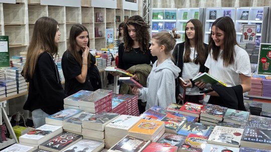 Vizitatori de toate vârstele, la Târgul de carte GAUDEAMUS Radio România