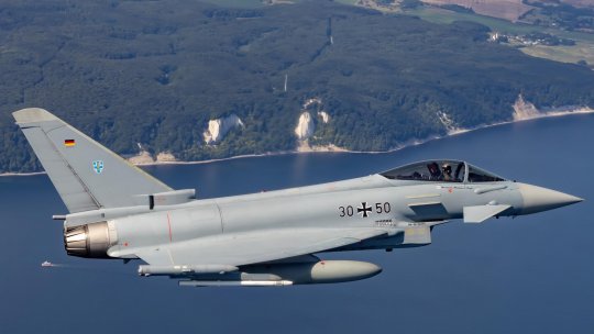 Zboruri de antrenament la joasă altitudine, în regim supersonic, pe întreg teritoriul ţării