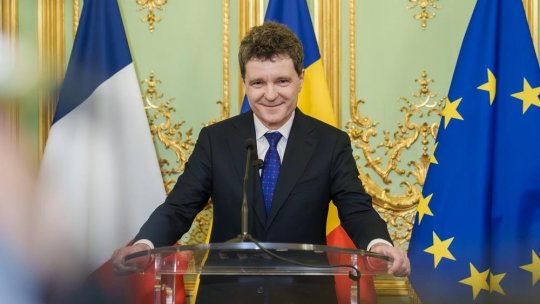 VIDEO: Preşedintele României, primit de omologul său francez, la Palatul Élysée