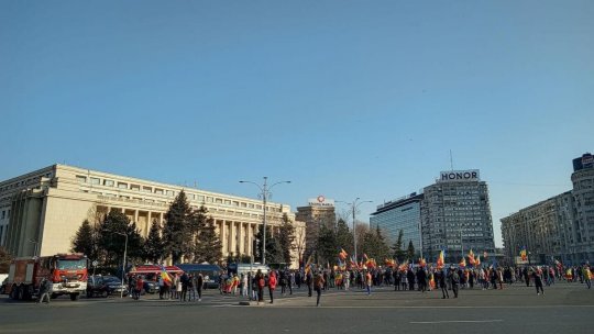 Aproximativ 1000 de persoane continuă să protesteze în Piaţa Victoriei