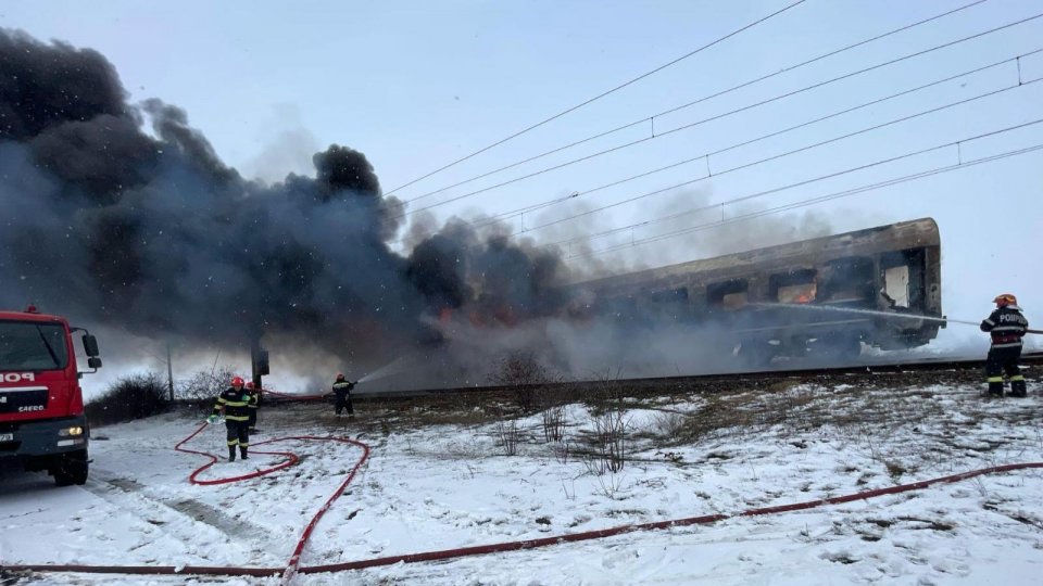 Un vagon al unui tren de călători a luat foc în judeţul Olt