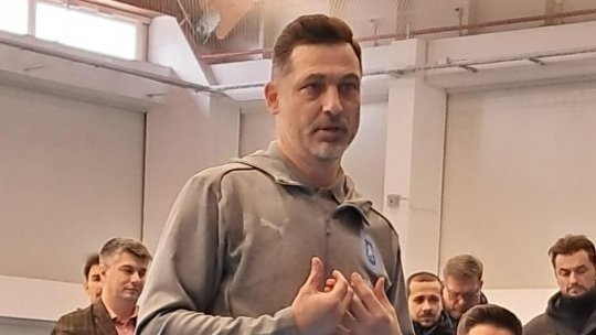 Mirel Rădoi, printre elevi și militari