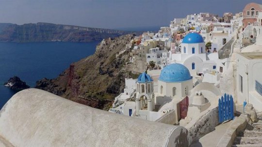 Sute de oameni au părăsit marți insula Santorini din cauza activităţii seismice