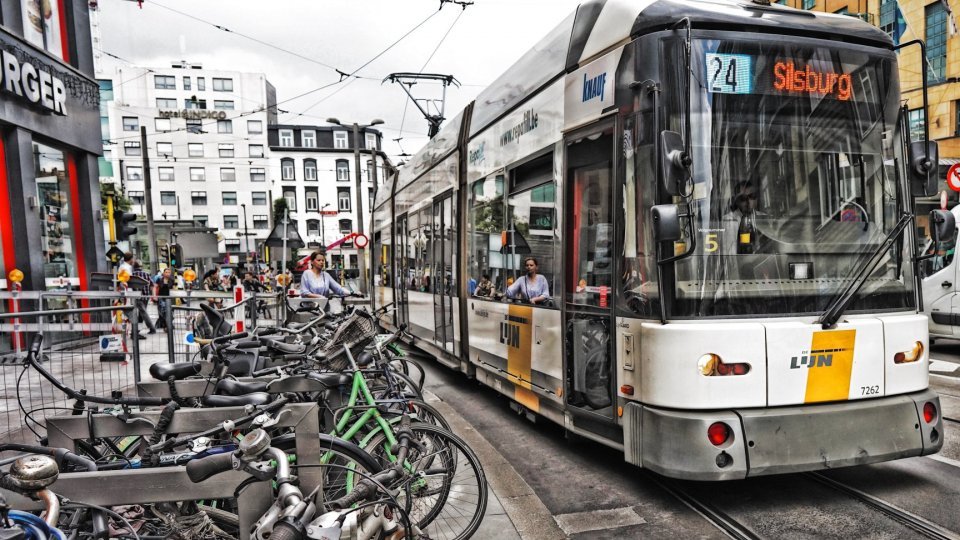 Staţii de metrou închise la Bruxelles, după împuşcături la o staţie din centrul oraşului