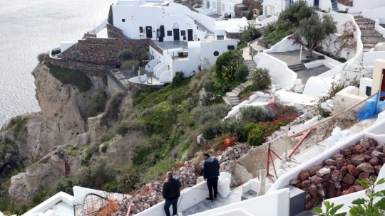 Grecia: 10.000 de persoane au părăsit insula Santorini după valul de seisme
