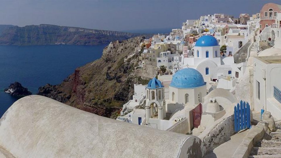 Sute de oameni se pregăteau miercuri să părăsească insula grecească Santorini