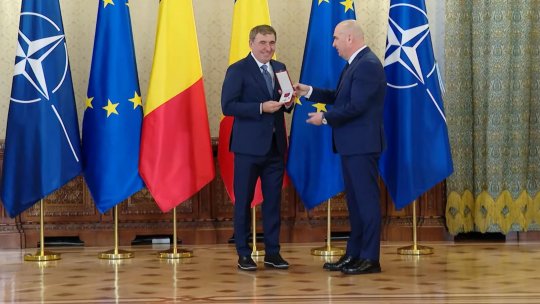 VIDEO: Gheorghe Hagi, decorat de preşedintele interimar, Ilie Bolojan