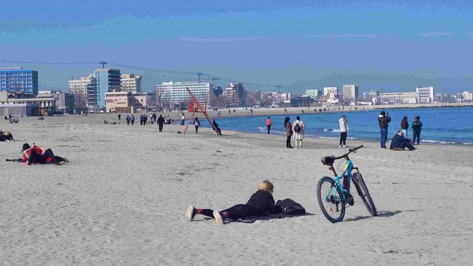 Mulţi români au profitat de vremea frumoasă şi au mers la malul mării