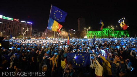 O inimă imensă din coli de hârtie formată de participanții la mitingul pro-european din București