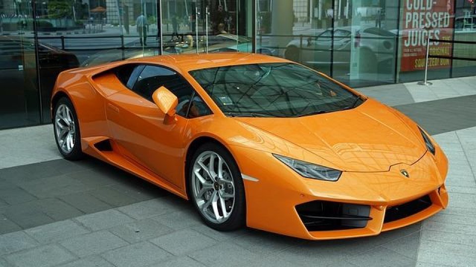 Autoturisme de lux cu numere de înmatriculare şi acte false descoperite în Constanţa
