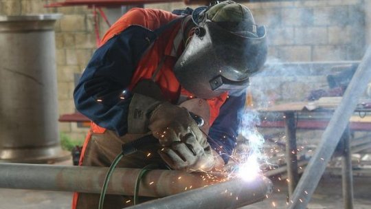 Tot mai mulți tineri cu studii superioare „se reprofilează spre meserii bine plătite”