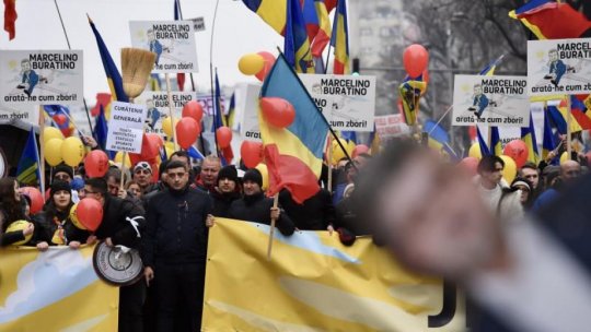 Câteva sute de persoane protestează în fața sediului AEP