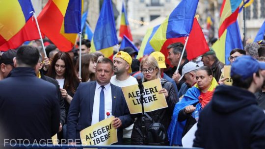 Aproximativ o mie de persoane protestează în fața guvernului