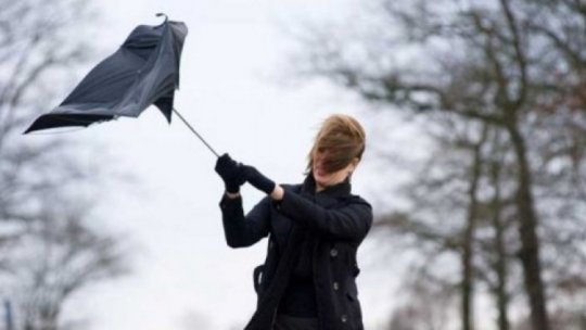 Precipitaţii şi vânt puternic în 16 judeţe şi în Bucureşti, până sâmbătă seara