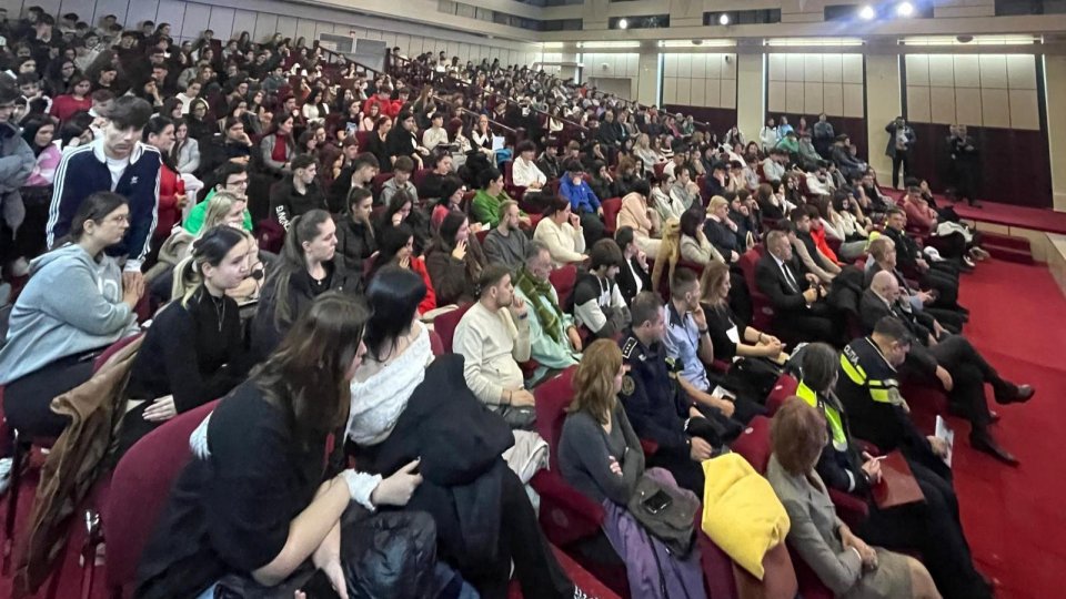 Cătălin Țone, în dialog cu tinerii din Slobozia despre capcanele online și pericolul drogurilor