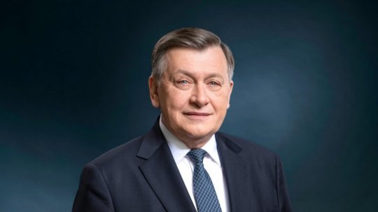 Crin Antonescu has filed his presidential candidacy