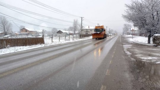 Traficul rutier se desfășoară în condiții de iarnă pe mai multe șosele