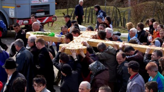 În comuna Groşii Ţibleşului din Maramureş se desfăşoară o primă ediţie a procesiunii Calea Crucii