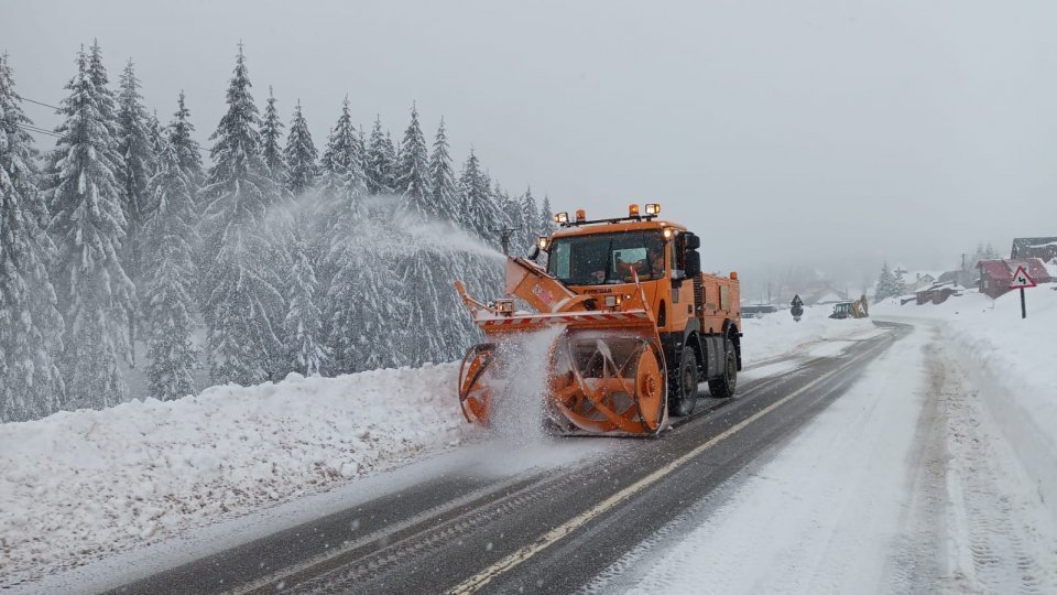 A început acțiunea de îndepărtare a zăpezii de pe Transalpina