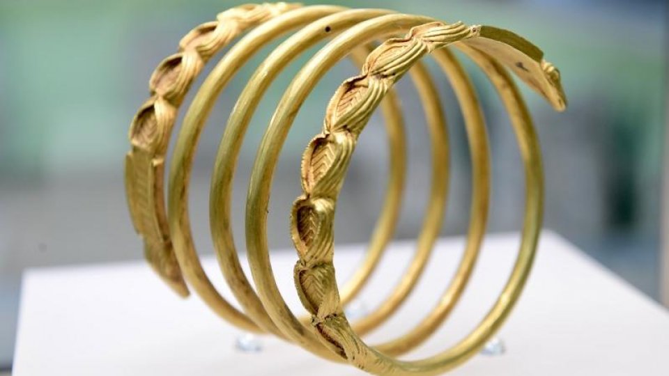 Brățară dacică, recuperată recent, expusă la Muzeul Naţional de Istorie