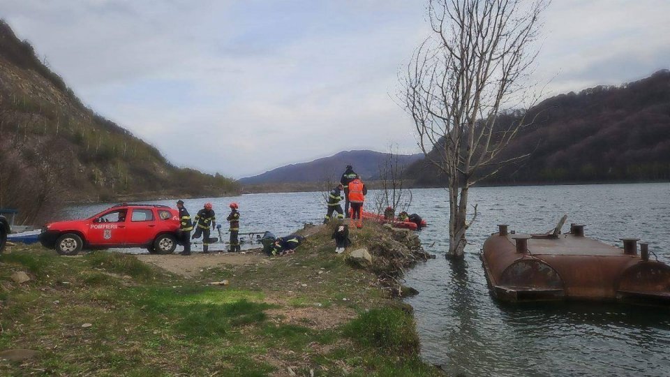 Pompier dispărut în lacul de acumulare Siriu. Misiunea de căutare, reluată