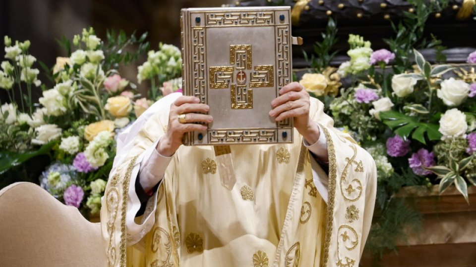 La Vatican a fost oficiată Vigilia Pascală, în premieră în absența Papei Francisc