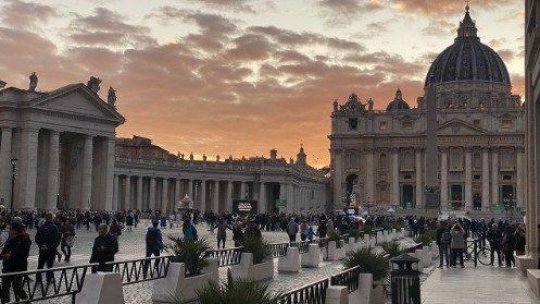 Sicriul cu trupul neînsuflețit al Papei Francisc va fi depus miercuri în Bazilica San Pietro