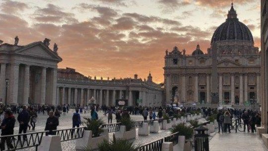 Zeci de mii de credincioşi s-au adunat pentru a-i aduce un ultim omagiu Papei Francisc