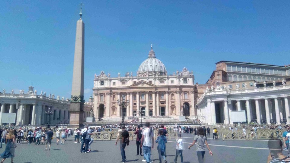 La Vatican au început cele trei zile de priveghi public al Papei Francisc