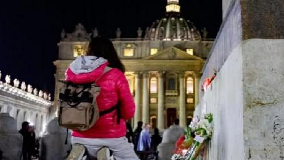 Credincioși veniți din toată lumea îi aduc un omagiu Papei Francisc