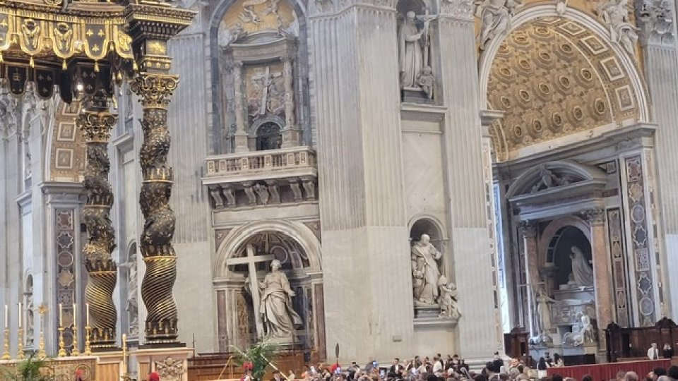 Zeci de mii de oameni îi aduc un ultim omagiu Papei Francisc