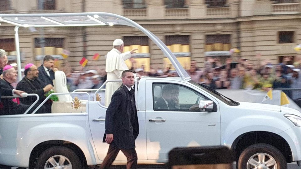 Medalia vizitei papei Francisc în România, depusă în sicriul său