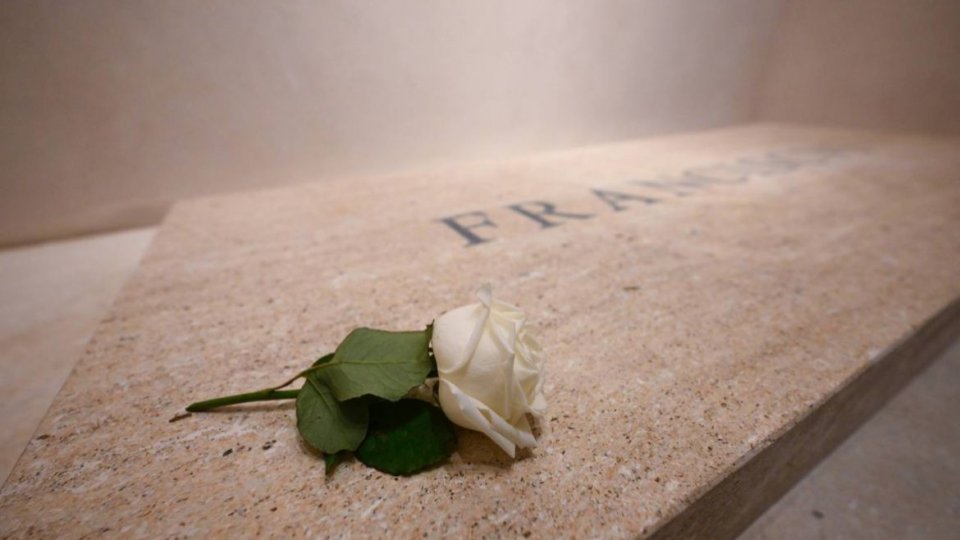 Mii de oameni stau la coadă pentru a se reculege la mormântul Papei Francisc