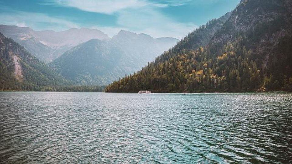 Autoritățile din județul Neamț fac eforturi pentru a curăța lacul Bicaz de deşeuri