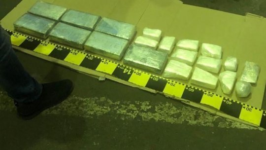 Neamț: 12 persoane, printre care şi un polițist, cercetate pentru trafic de droguri