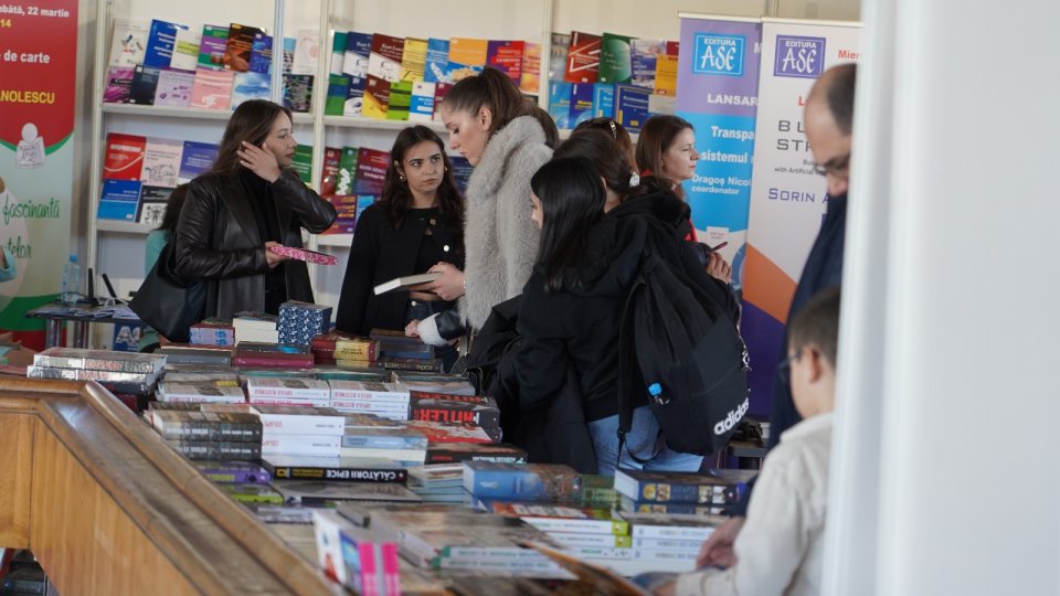 Târgul de Carte Gaudeamus Radio România continuă în Piaţa Unirii din Oradea