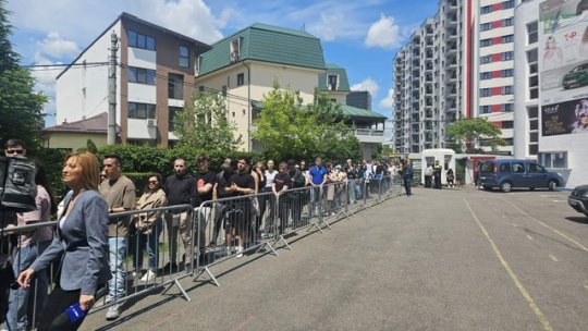 Prezenţa mare la vot s-a văzut şi în cozile de la unele secţii de votare