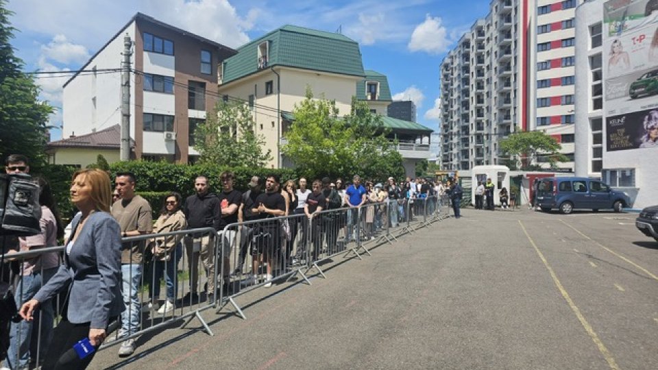 Prezenţa mare la vot s-a văzut şi în cozile de la unele secţii de votare