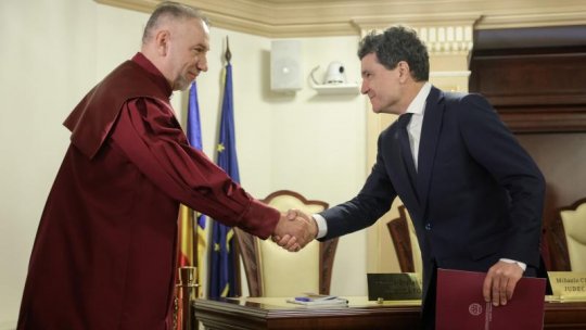 Judecătorii Curții Constituționale i-au înmânat oficial mandatul de președinte lui Nicuşor Dan