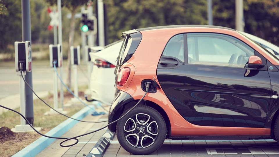 Scădere accentuată a vânzărilor de vehicule electrice în România