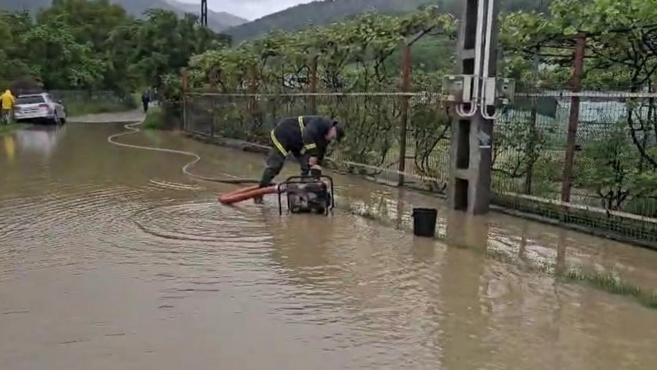 Inundații în Neamț: Deversări controlate și intervenții de urgență în localități afectate